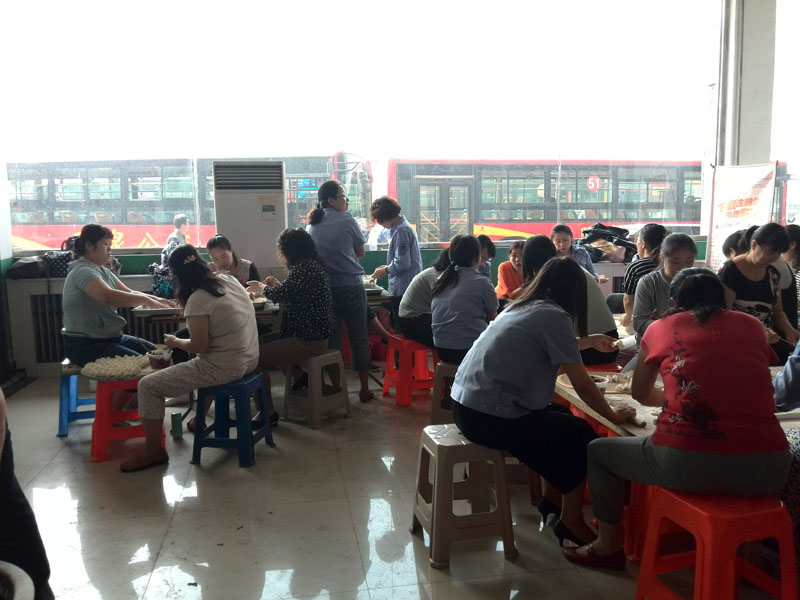 2016中秋節(jié)機關人員為一線職工包餃子