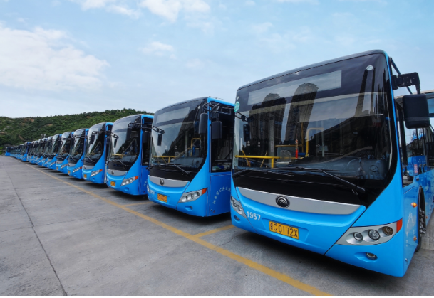 路遇大貨車輪胎起火，6路公交車駕駛員王曉春果斷施以援手 --“我車上的3個(gè)滅火器都用完了”